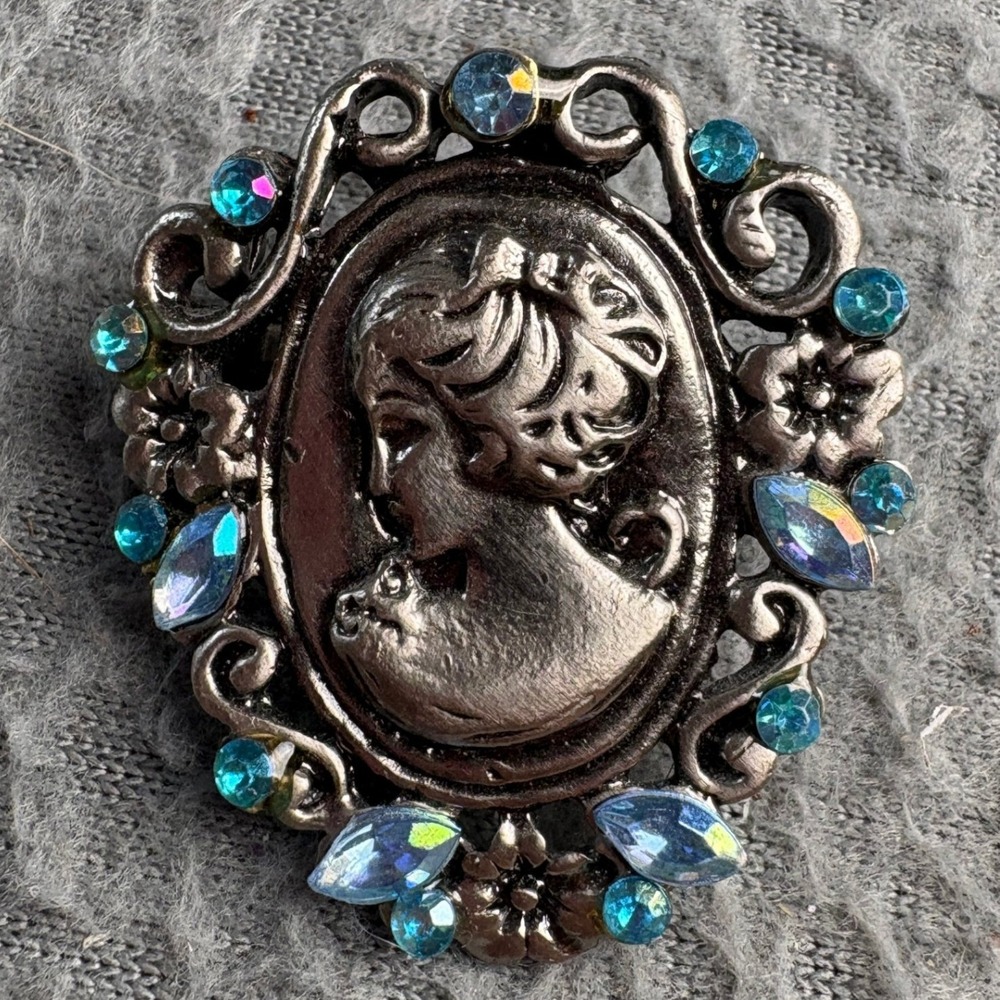 Vintage Style Silver Tone Cameo Brooch Aqua Blue Aurora Borealis Rhinestone Pin